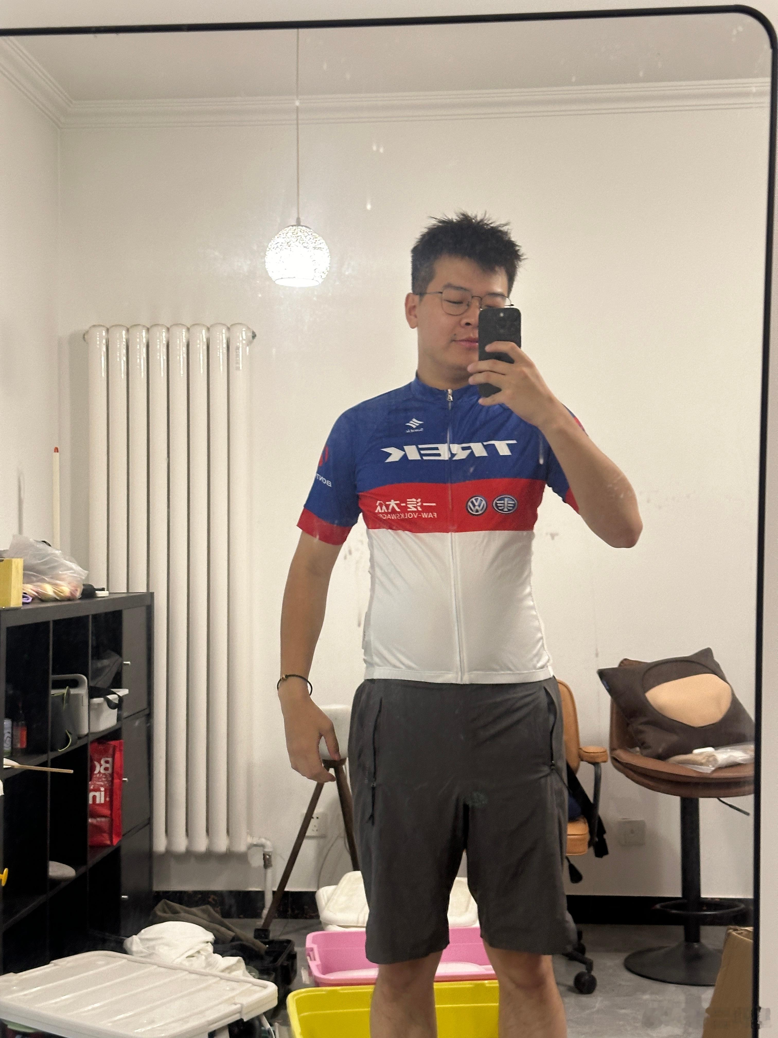 收拾东西找到一件衣服这是18年去大连参加一汽-大众和TREK弄的100km骑行活