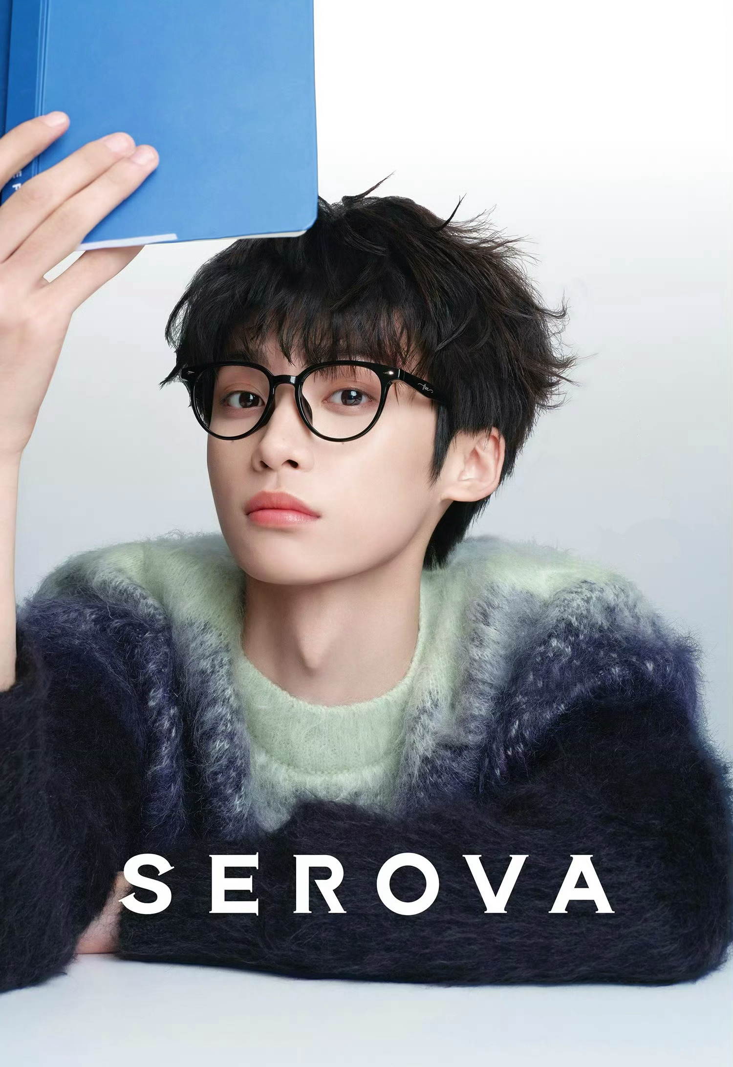 梓渝施洛华眼镜物料卷毛蓬松又软萌，眼神干净澄澈文艺感都被他盘活了完全是漫画“清冷