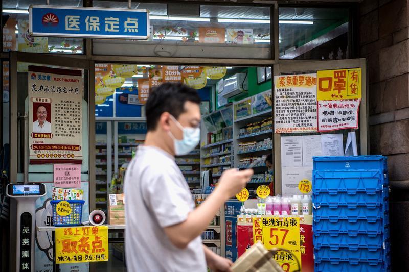 这口罩夹层有苍蝇尸体的事儿太恶心了！1月21日有网民反映，从线上旗舰店买的初医生