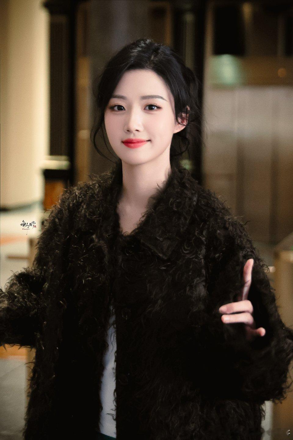 卢昱晓纽约时装周路透，漂亮小卢[爱慕]  