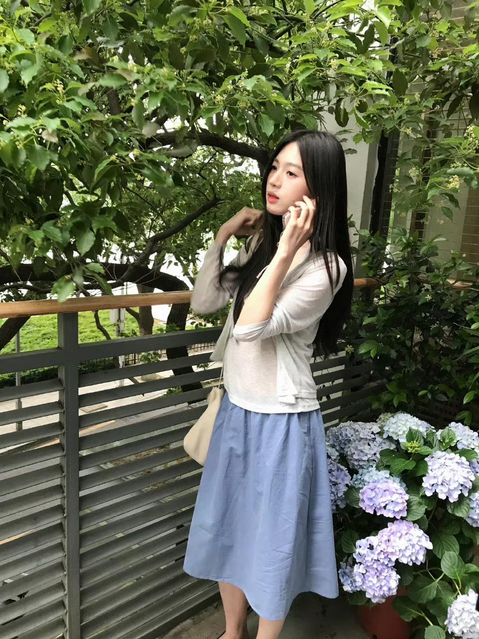 一身清浅松弛的穿搭，在慢节奏的时光里闲逛，眉眼温柔安静，把初夏的清新与悠然，悄悄