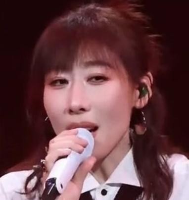 演唱过程中，她与观众都情绪激动落泪，现场氛围十分感人。
2026年6月28日，任