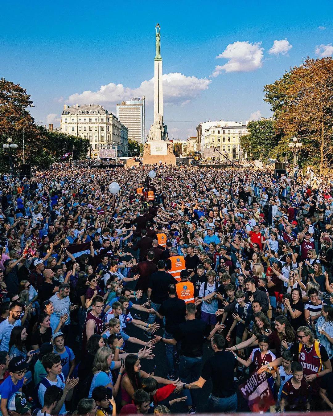 这篮球氛围真让人羡慕啊！

昨天，拉脱维亚男篮国家队回国后受到了首都里加当地球迷