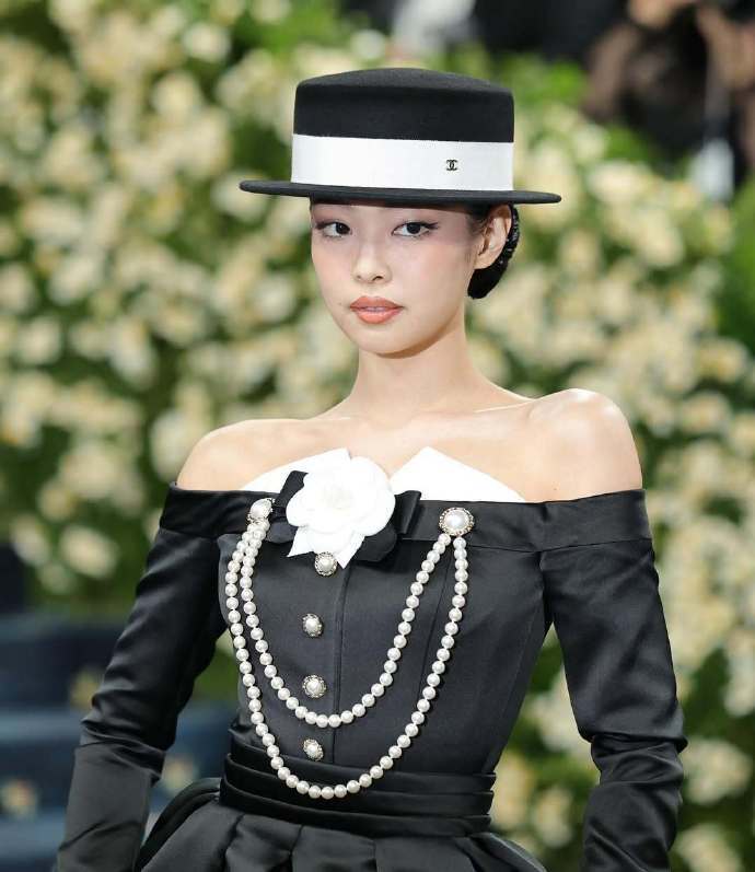 Jennie第三次参加MetGala行走的香奈儿女郎~ ​​​