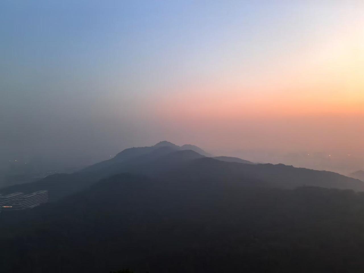 我们常常不自觉和别人比成绩、比拥有，可生活是自己的，他人看法如一阵风，吹过就散。