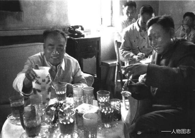 1959年6月14日，朱德同林枫视察大连玻璃厂。