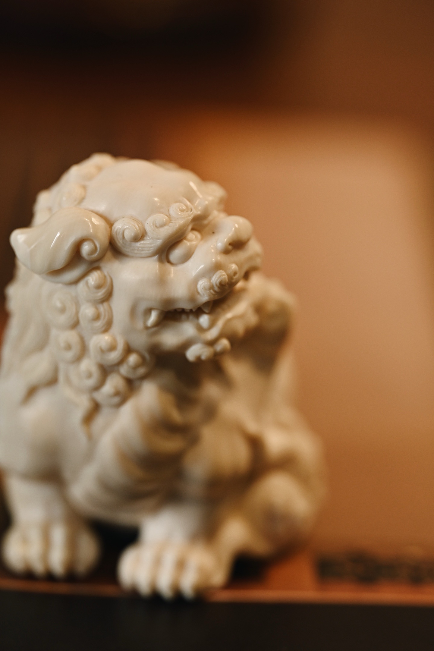 猛犸 | 唐狮雕刻唐狮昂首挺胸，双目圆瞪，阔口锐牙，气焰逼人，颈鬃束束垂卷，层次