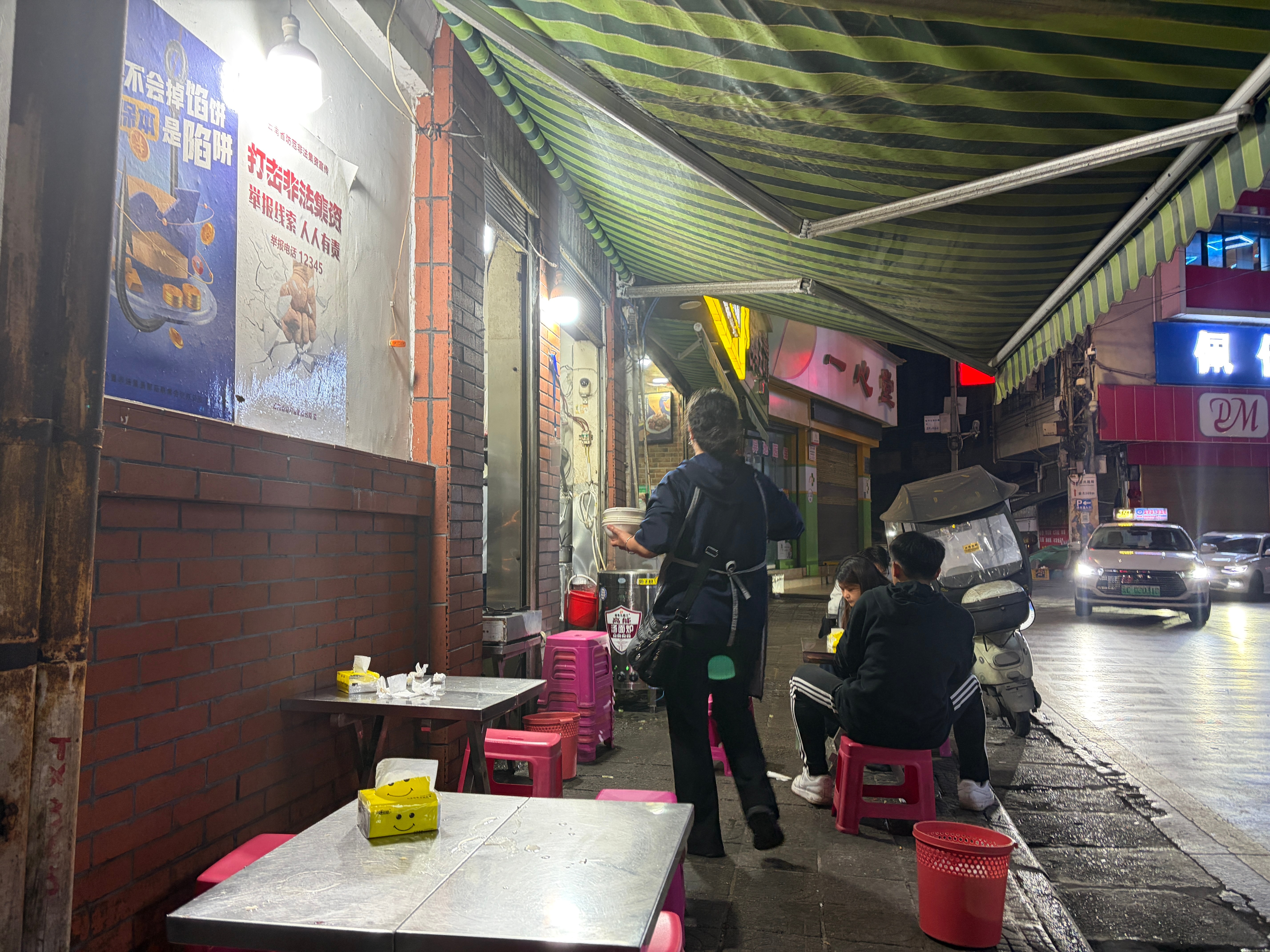 一碗熏肉面+一碗白菜汤一共8块钱吃的特别满足，脑门冒汗其实最简单的快乐，只需要8