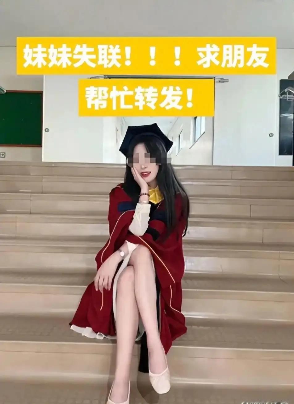 韩国遇害的女孩儿在文在寅的书店与文在寅合影留念。
白发苍苍的文在寅大手紧紧牵着遇