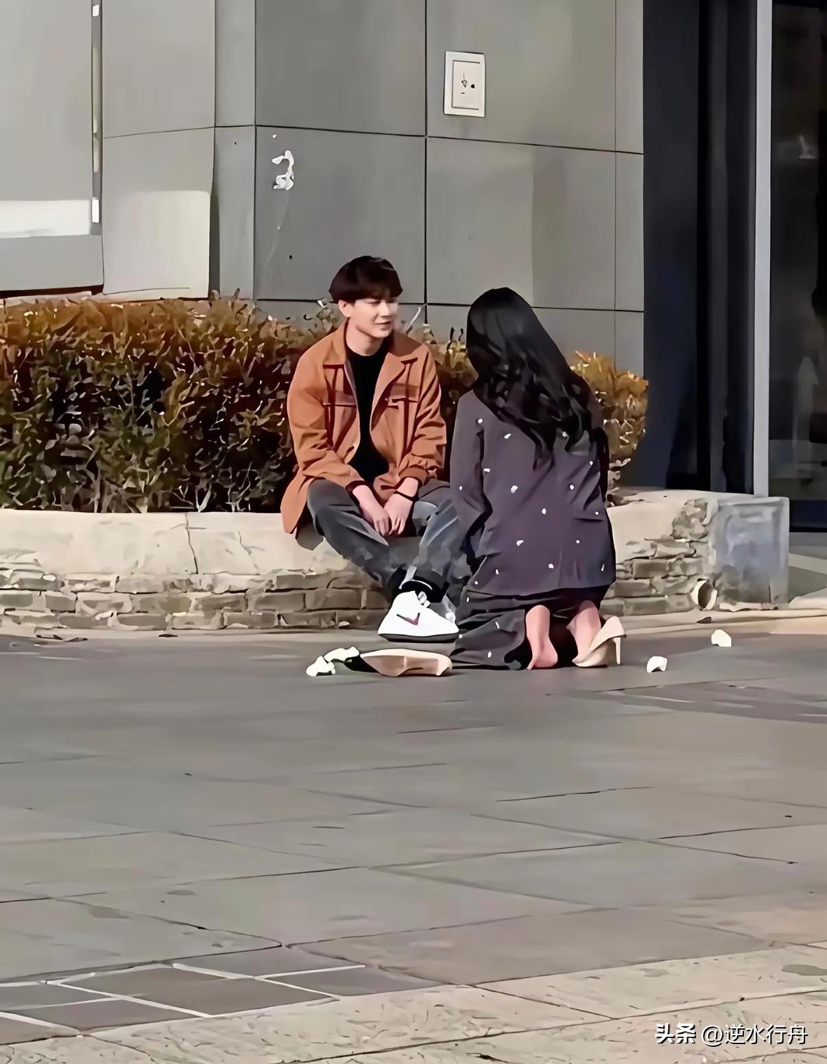 女子出轨当街跪求男友原谅。两人相处多年也算郎才女貌非常般配。谁知女子为了刺激竟然