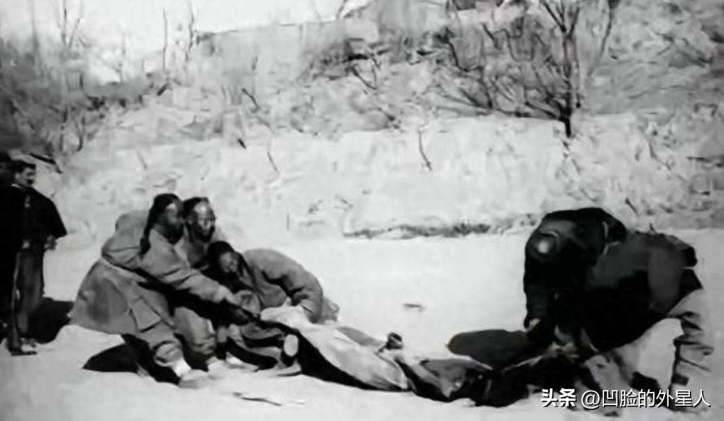 1944年，日军将一浑身是伤的女子扔到河边，临走时还踢了几脚。突然，一条狼狗扑向