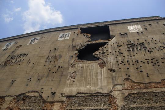 1937年10月27日，谢晋元率"800壮士"（实为420人）死守四行仓库。士兵