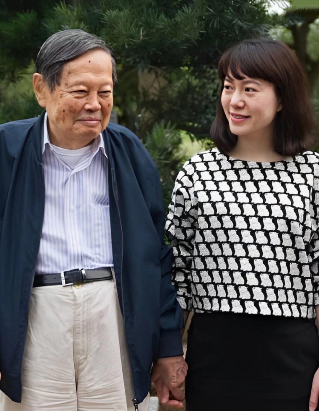 缘分这东西，有的时候很奇妙
让你不得不信
你们看“翁帆”的名字，翻译过来不就是“