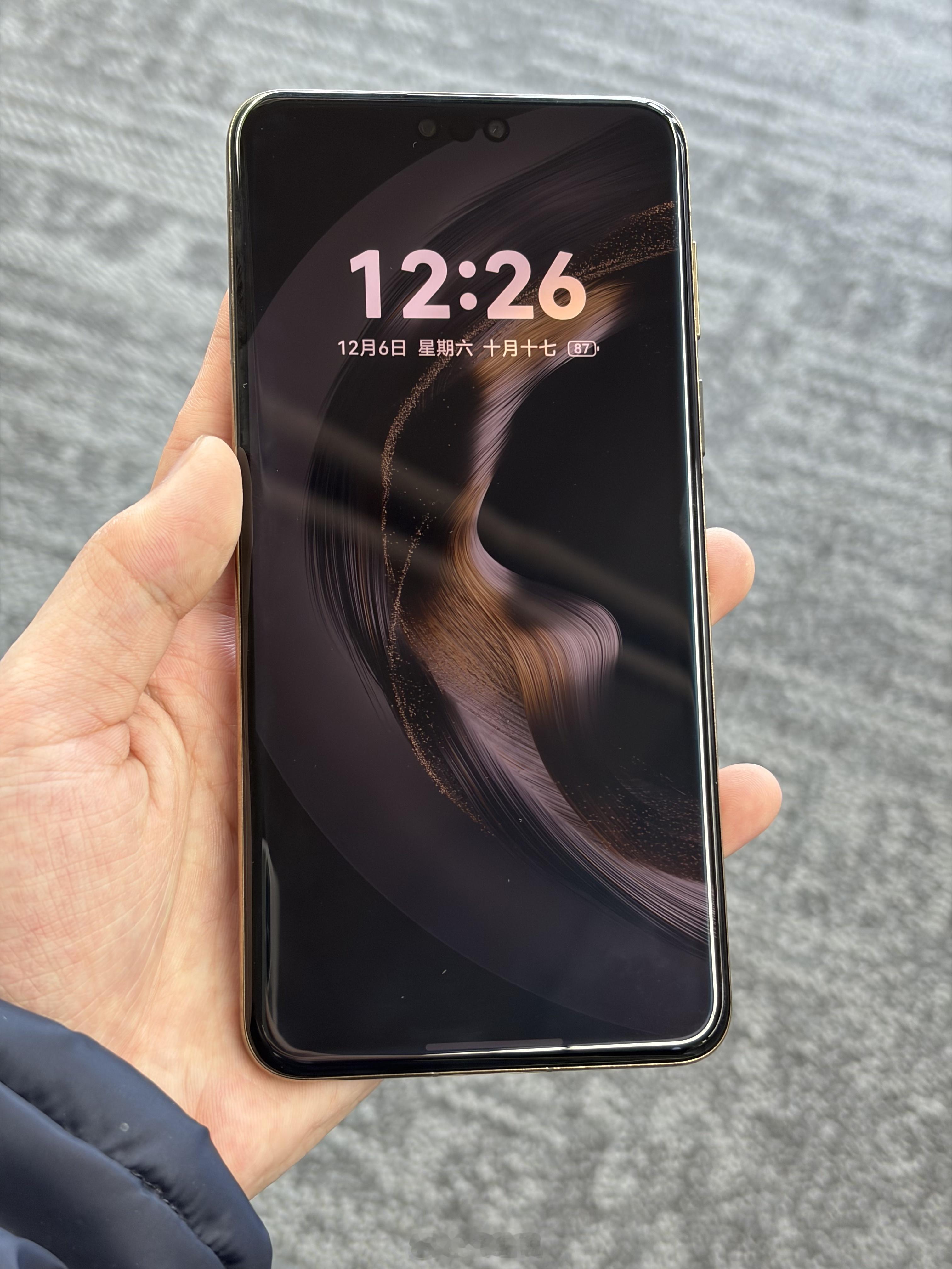 华为的全屏AOD目前还是不支持全天候显示，只有你看向它的时候才会亮，不过使用下来