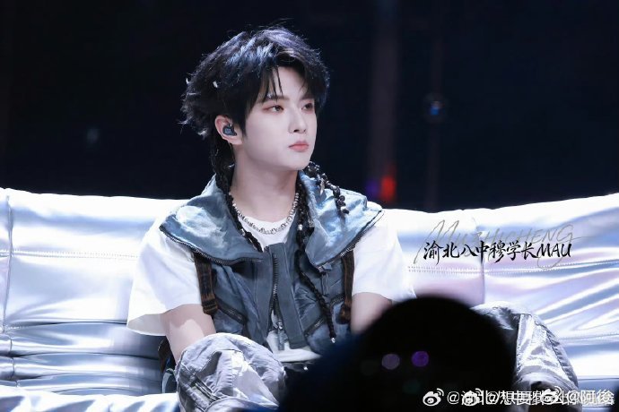 汪铎穆祉丞当面蛐蛐付航周五晚高疯 汪铎太勇了啊🤣，带着穆祉丞参观房间连门都不敲