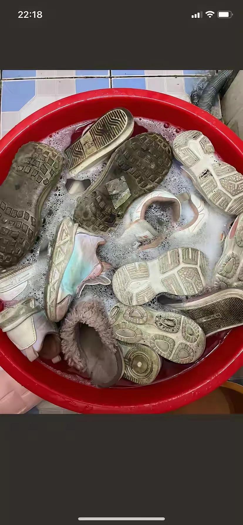 有这样刷鞋的吗？啥鞋都泡一块儿！