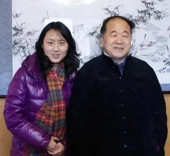看看贾平凹和莫言，同样是文坛大家之女，活成两个极端。
 
莫言女儿管笑笑，是从山