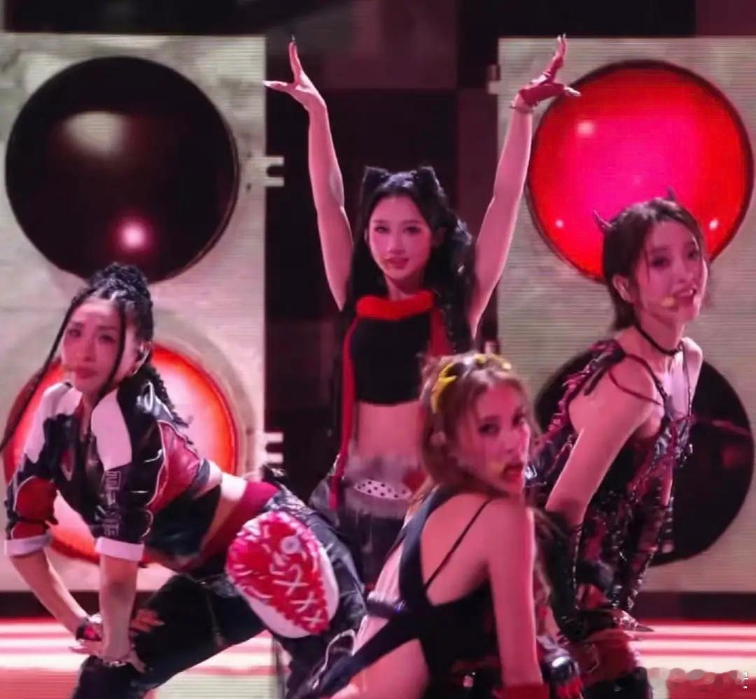在《乘风2026》二公舞台上，何宣林、淡淡、唐艺昕、陈凯琳组成的四人组合选了硬糖
