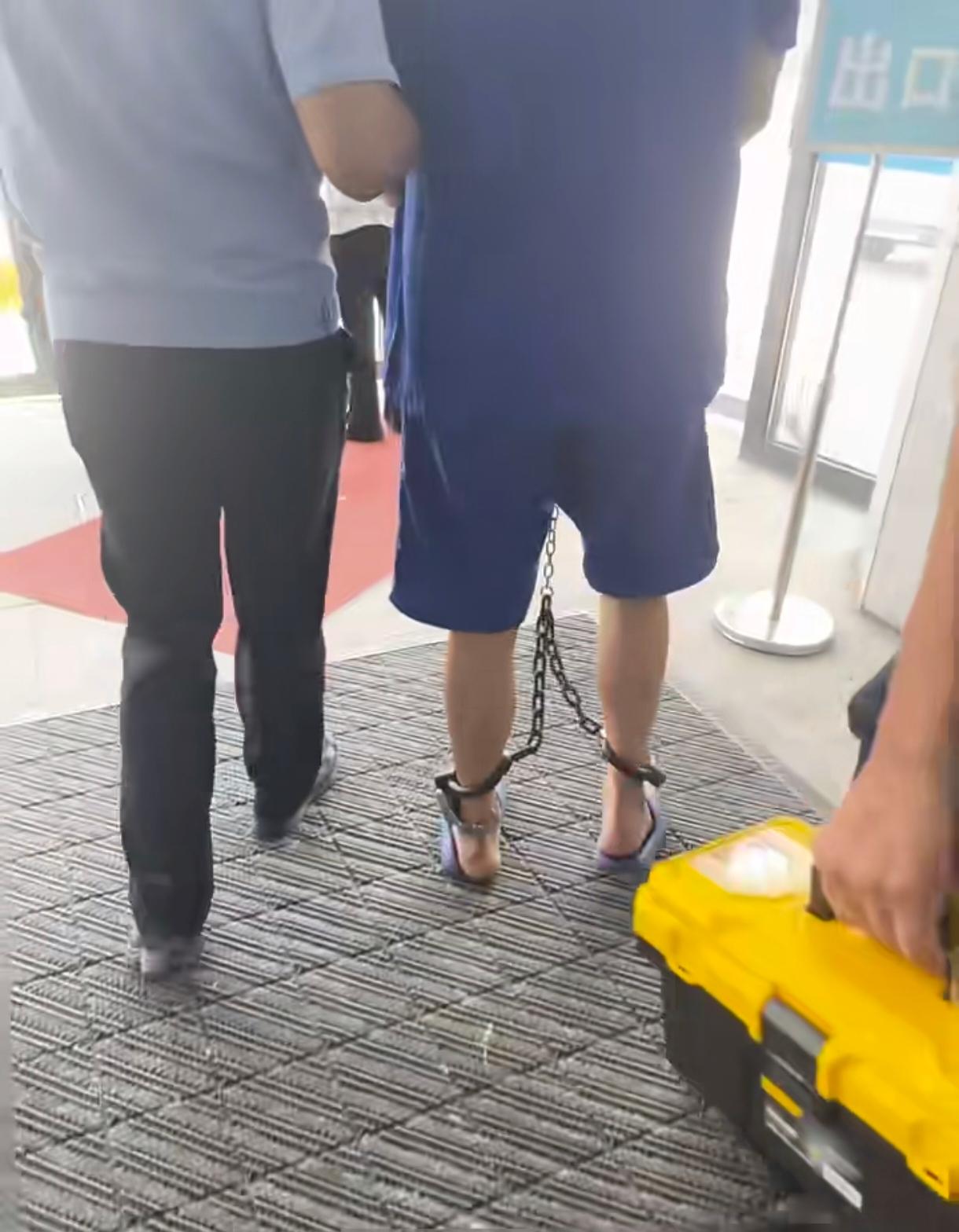 犯人带脚铐都是重刑犯。最低十几年起步的。外出就医是这样的，正常工作，没啥大惊小怪