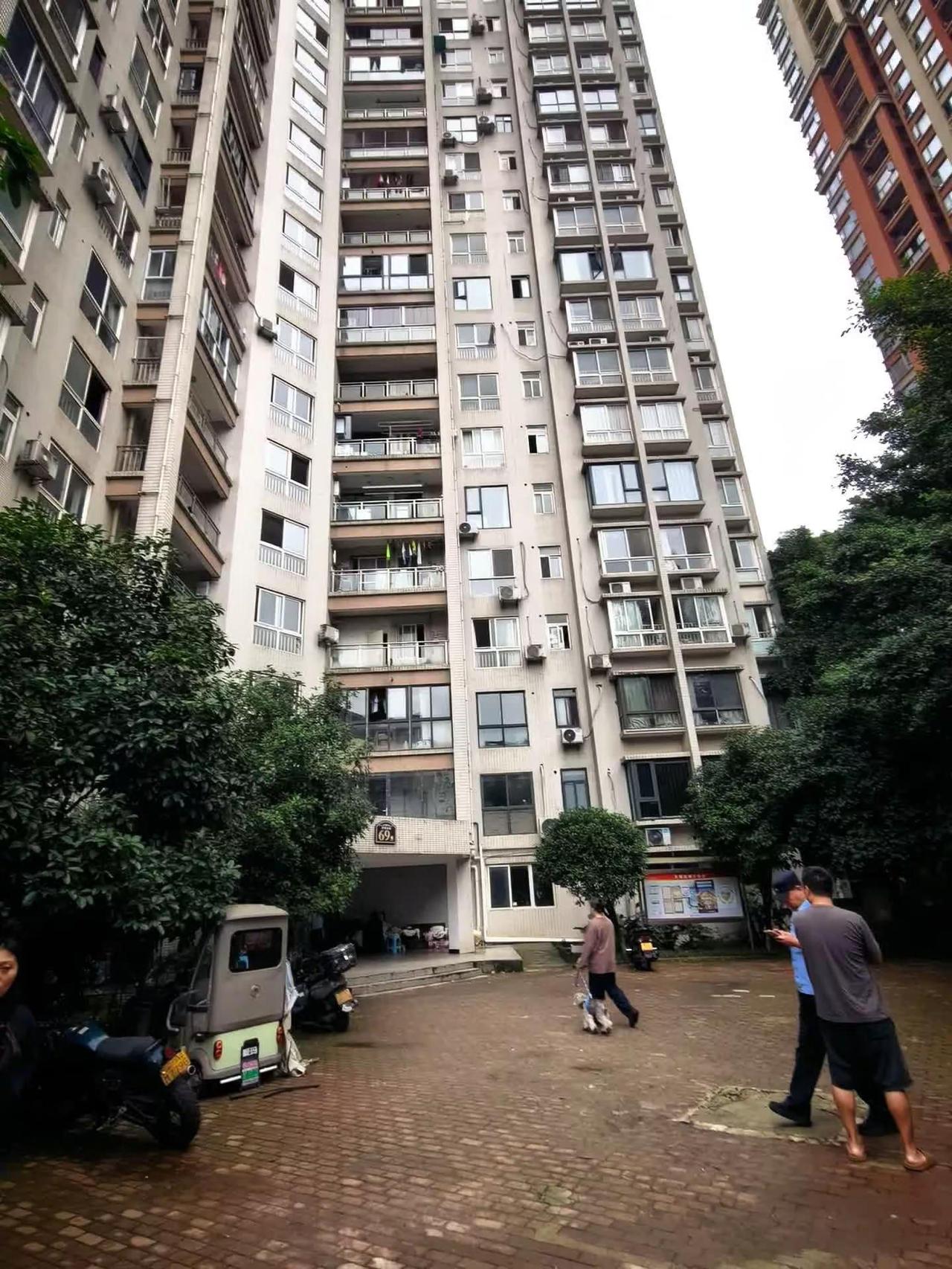 直击重庆“山姆打包哥”小区现场 6.8下午四点，志愿者网友群情激愤，但又理性思考