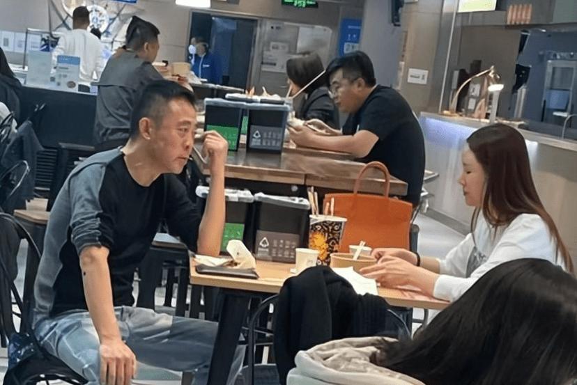 侯勇与王瑞结婚已经9年了，夫妻俩育有一个儿子，侯勇老来得子，十分的宠爱。

20