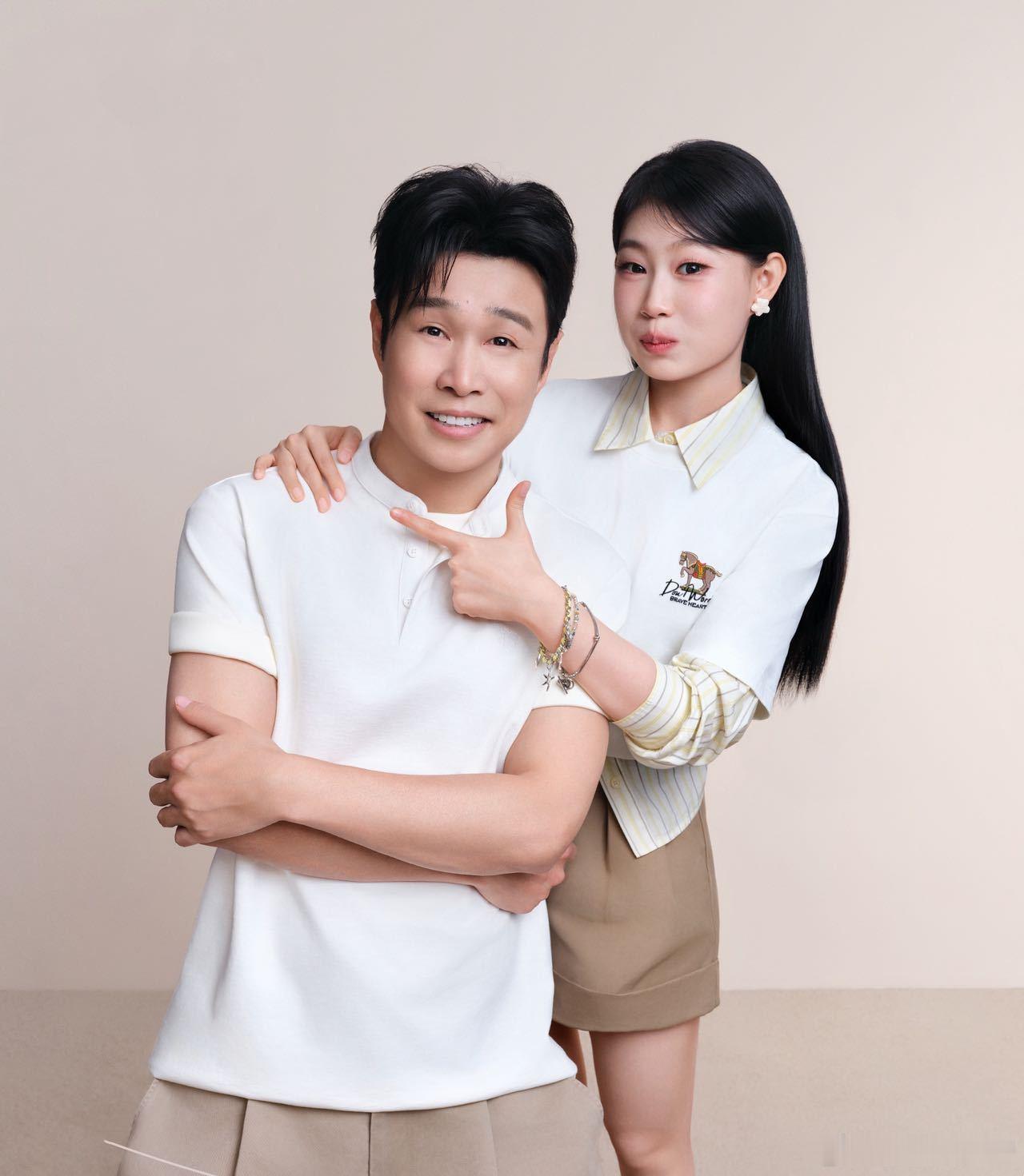 小沈阳沈佳润亲子装的正确打开方式小沈阳沈佳润亲子装摒弃千篇一律的复刻穿搭，兼顾个