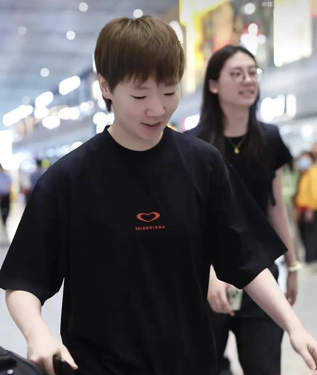 国乒出发横滨，王曼昱闺蜜团太“默契”了

今天是个好日子，国乒出发日本，前往参加