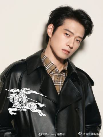 魏大勋解锁Burberry新代言魏大勋解锁Burberry彩妆代言这个代言真的很