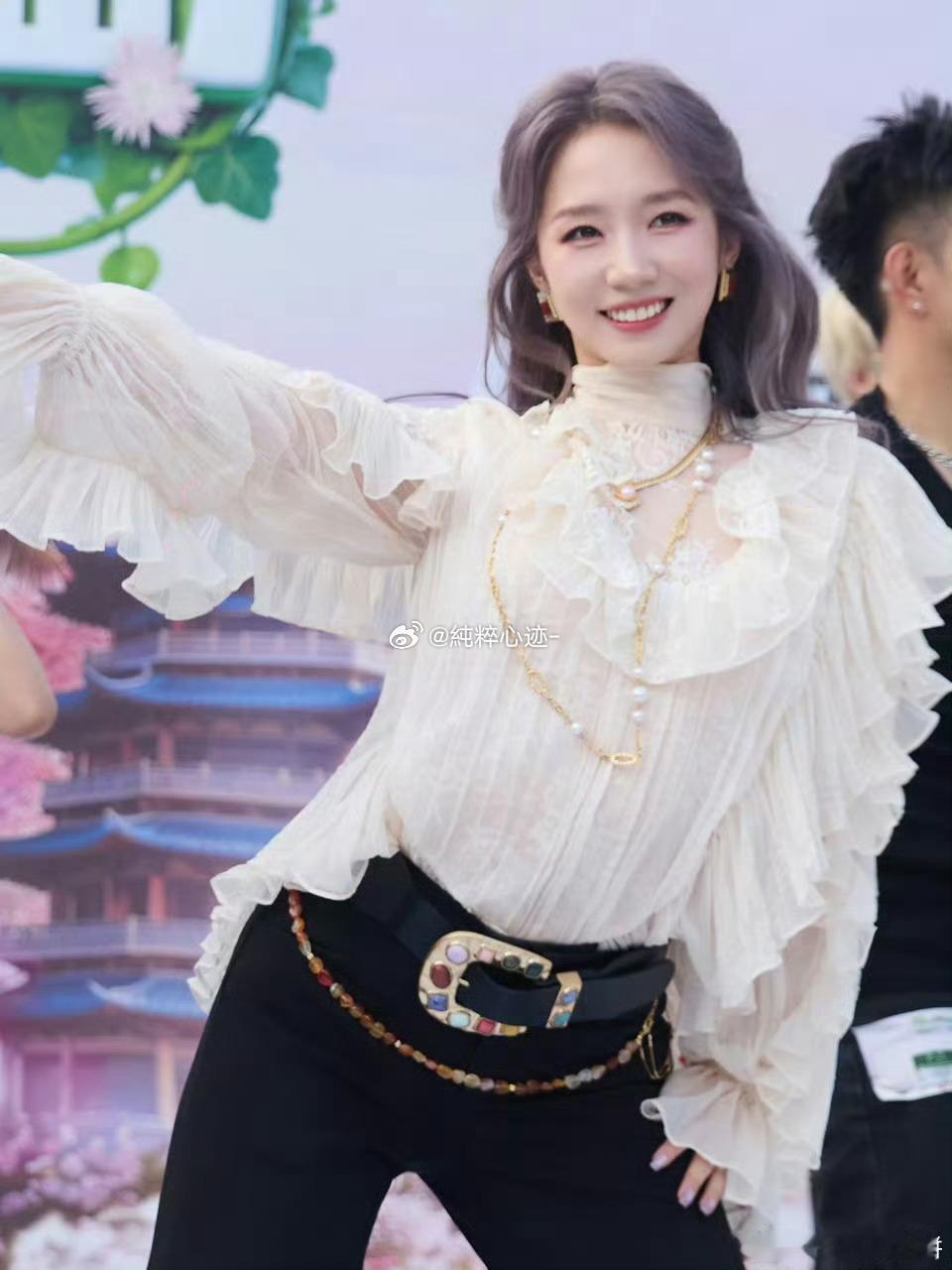 孟美岐事业心深耕舞台始终热忱，蛰伏蓄力从未松懈。孟美岐坚守音乐初心，打磨唱跳实力
