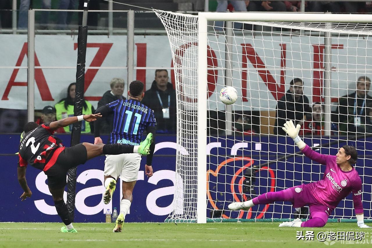 米兰城又双叒叕是红黑色的…在意甲第28轮的米兰德比中，AC米兰主场1：0击败国际