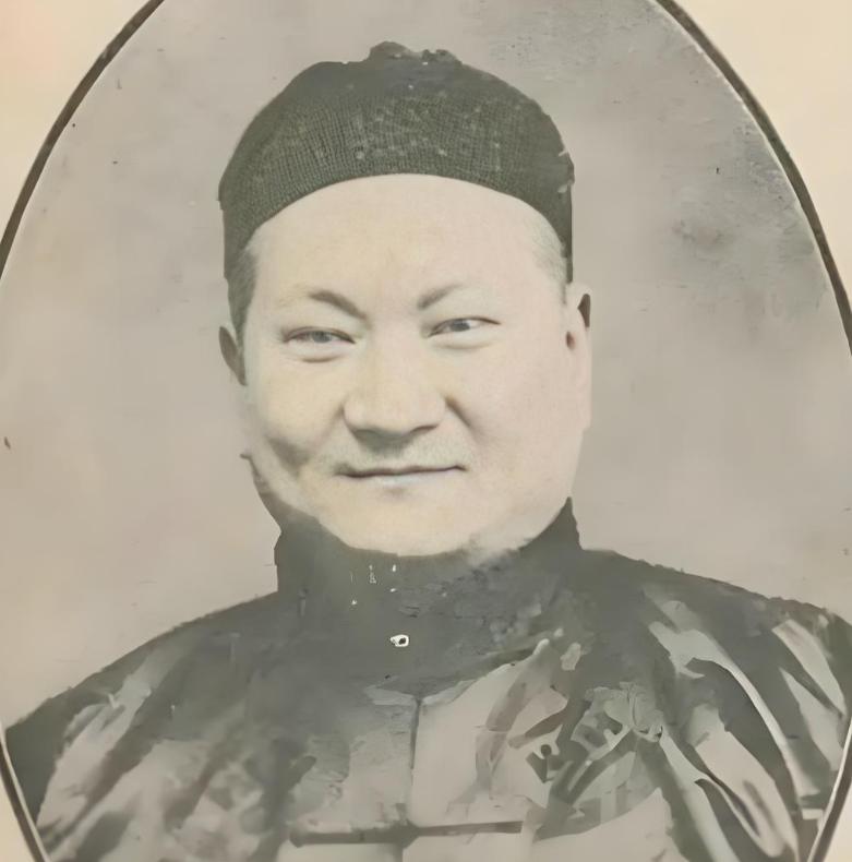 他是民国上海黑帮大佬，却有着惊人远见。抗战时期，他把15岁的儿子送到延安，也为自