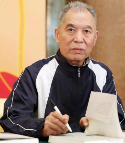 梁晓声说：“父母健在，说明我们的福报很大，很多人不知道，表面上看，我们是在孝顺父