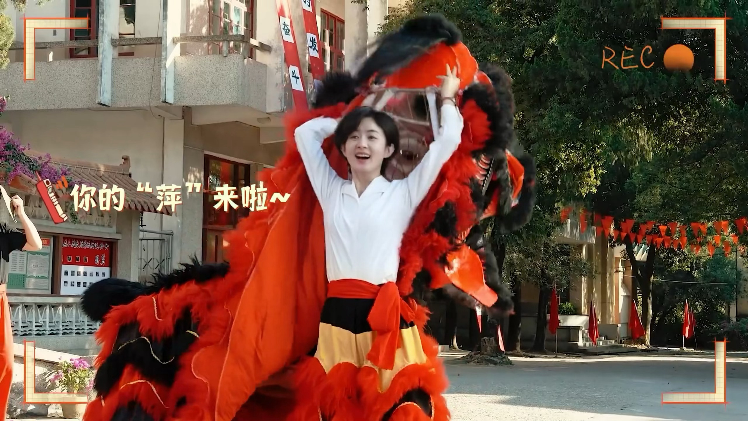 王伊瑶晒和赵丽颖合照你的“萍”来啦～[么么哒]快来腾讯视频预约《造城者》咯赵丽颖