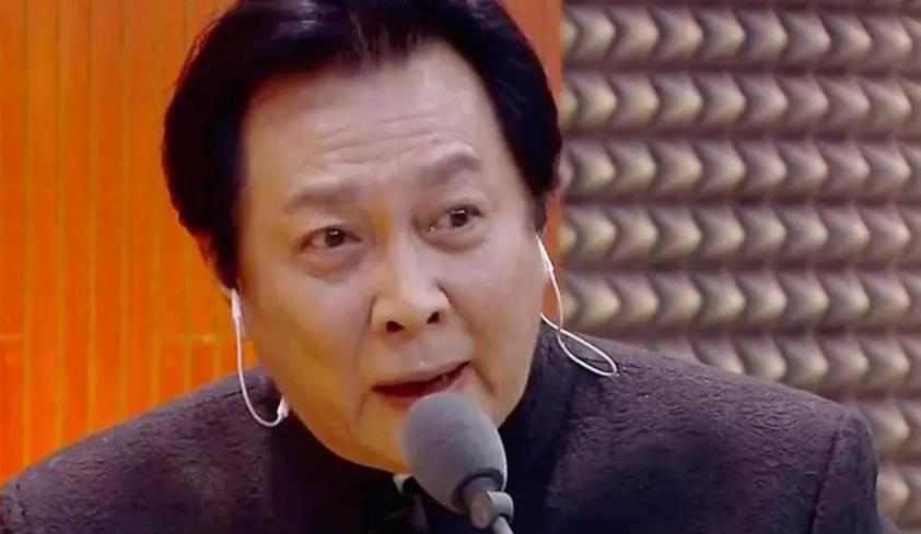 直播镜头扫过辽视春晚现场时，73岁的唐国强突然手指岳云鹏，厉声喝道：“我从未见过