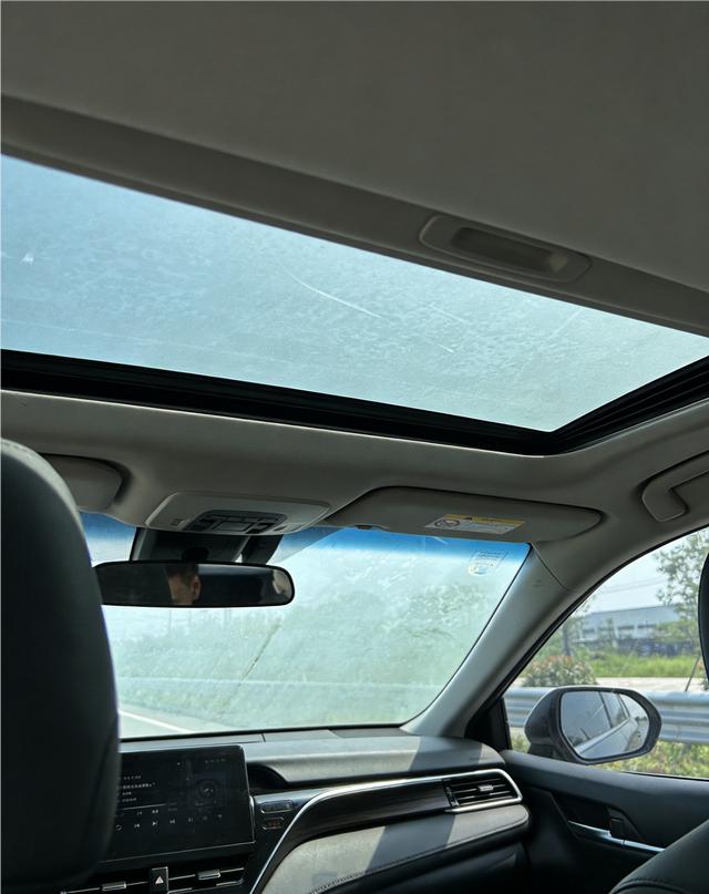 冬天车窗起雾看不清路？1 秒除雾太绝了！
秋冬开车车窗起雾，开暖风除雾要等半天，