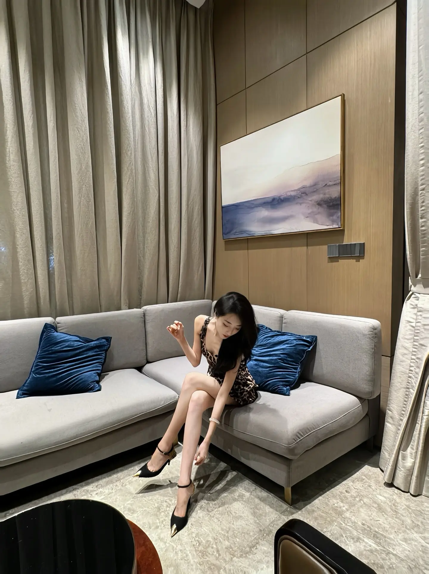 明艳的女人欲望写尽 微微皱眉也是调情