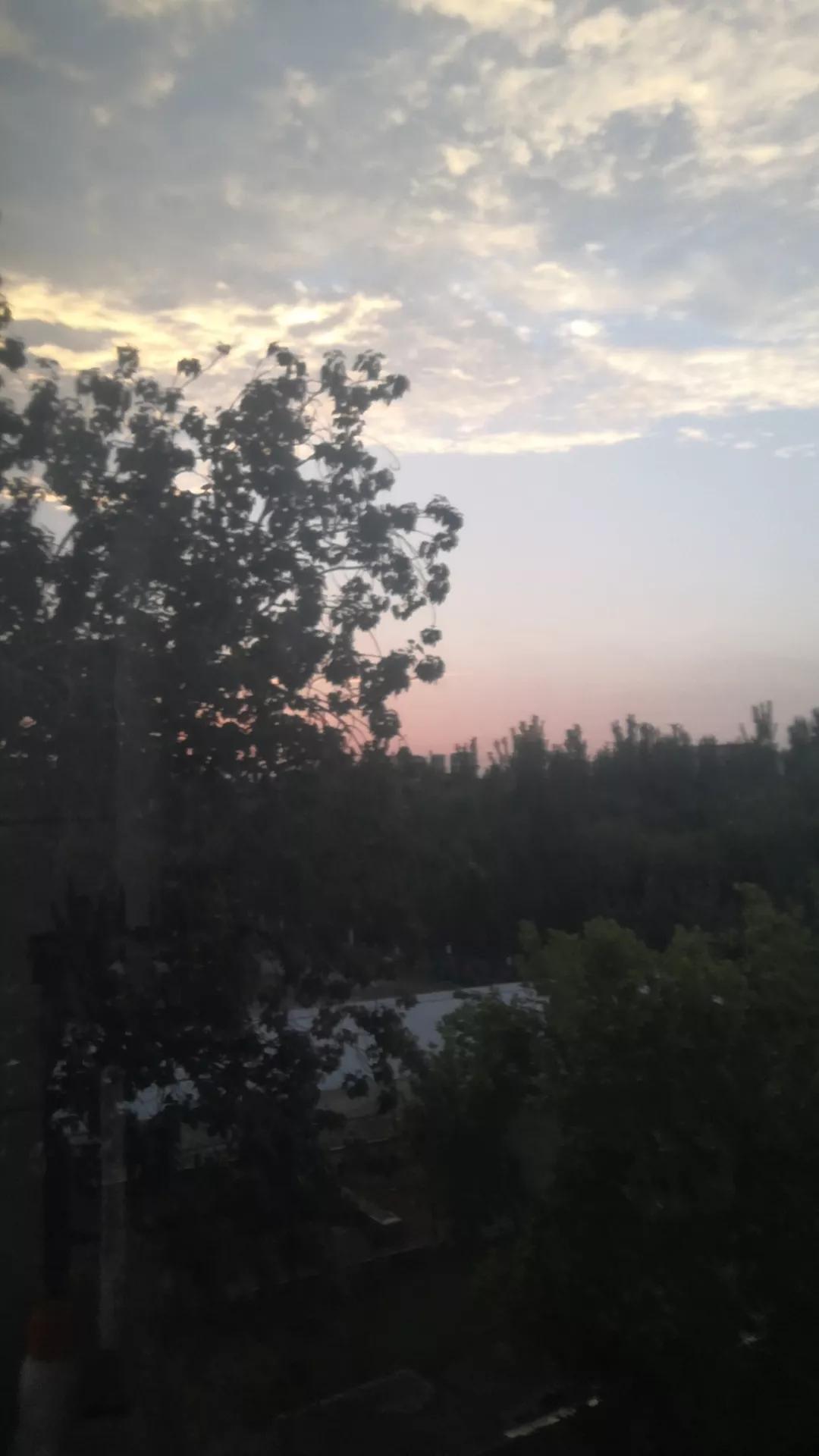 在心的荒野里独自流浪，没有方向，也找不到一点点希望。或许，这就是人生，就像路遥先