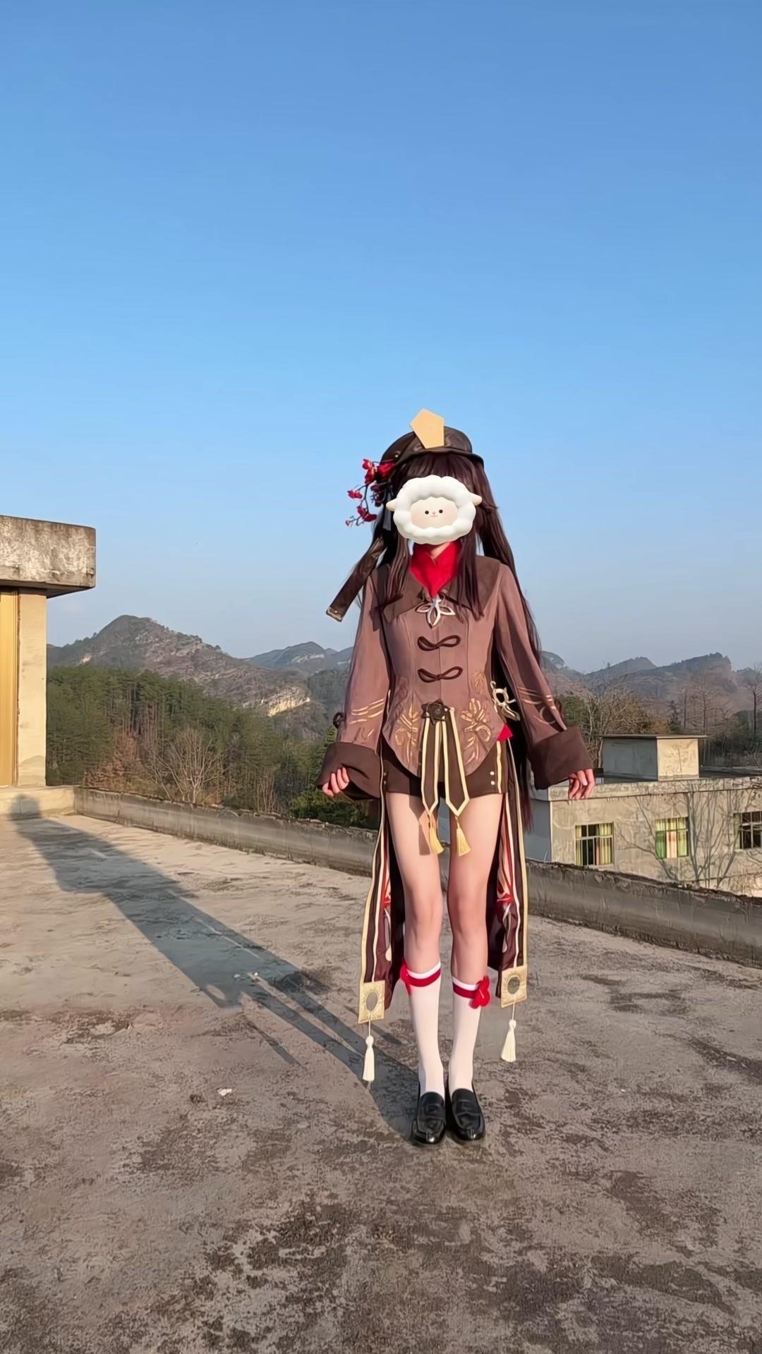 武器道具是自己做的，护摩之杖用纸板和颜料涂的，虽然简陋但很有成就感！服装是网上买