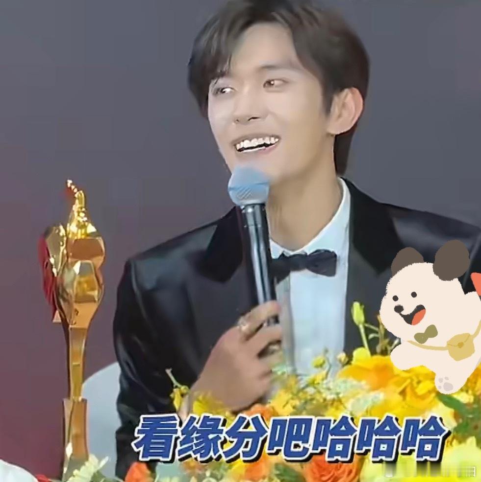 蛮期待易烊千玺会和什么样的女孩子谈恋爱，不过面对最近想不想谈恋爱这个问题，易烊千