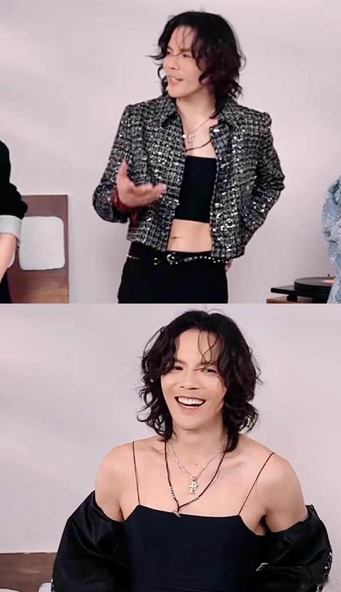 这个时尚赛道还真是被向佐水灵灵的就给闯进来了！向佐抹胸上衣碎钻外套、高领贴身无袖