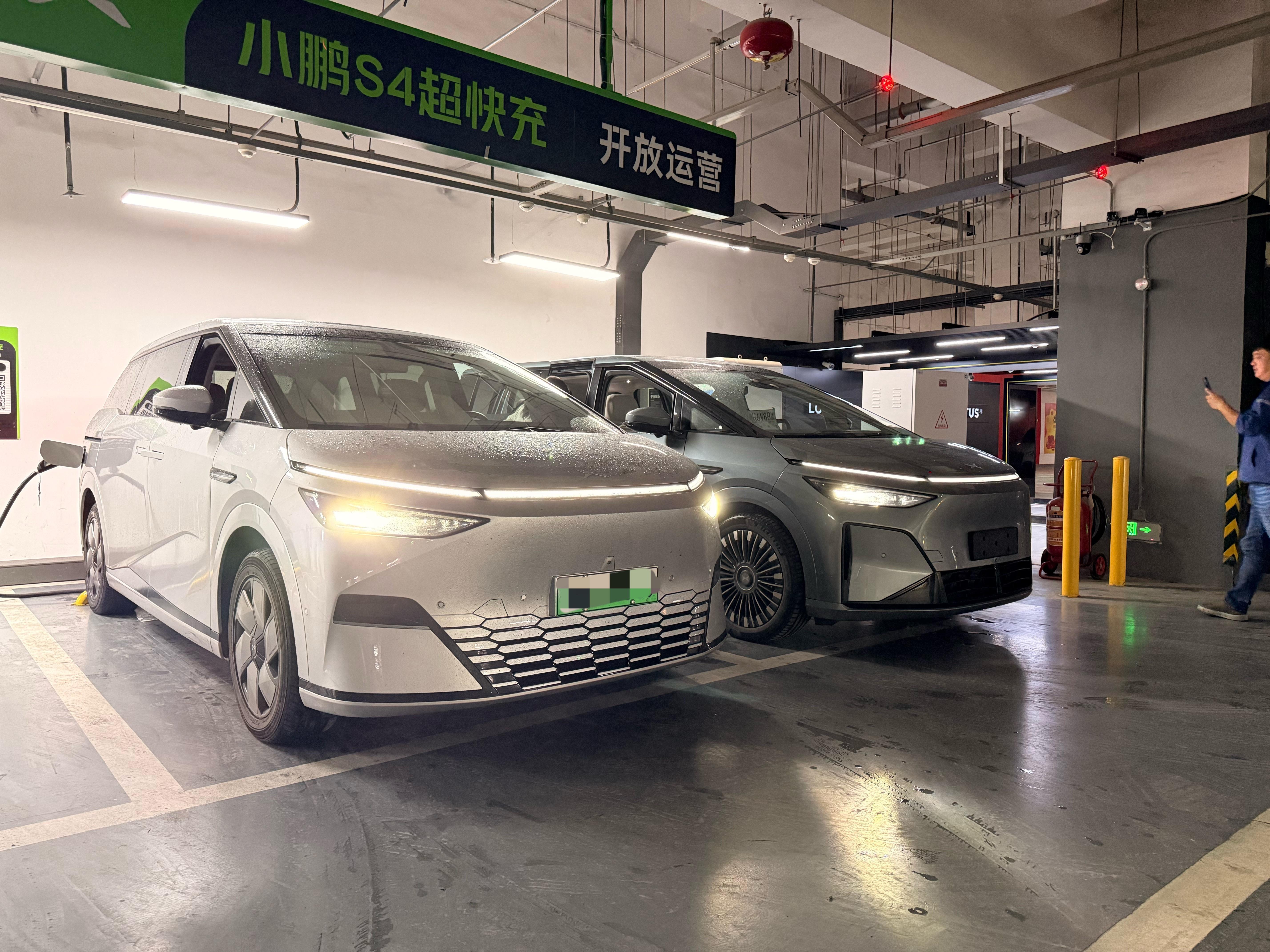 给小鹏X9增程充电的时候边上来了一辆纯电版他们下了围着我们的车看了半天下车一问他