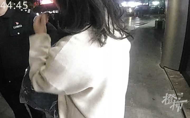 新买的快递放家门口转眼被盗？杭州女子一个操作让嫌疑人主动送上门