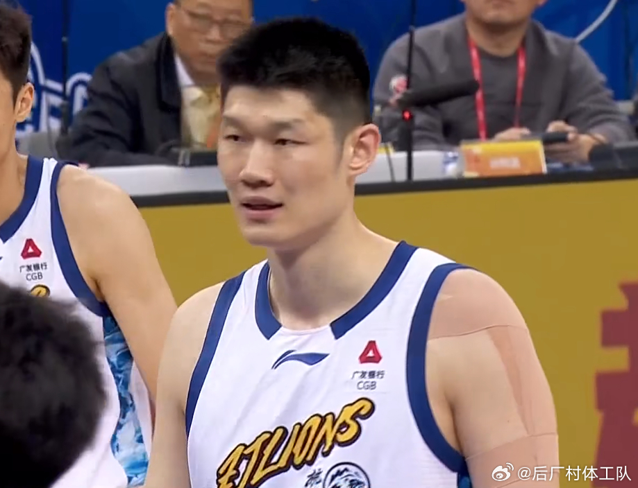 胡金秋半场22分天津男篮vs广厦男篮 胡金秋上半场打了13分钟，11中9拿到22