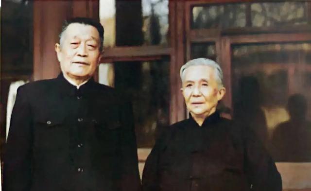 1963年，北京机场，杜聿明紧紧攥着妻子曹秀清的手，问了个问题：“老蒋那种人，怎