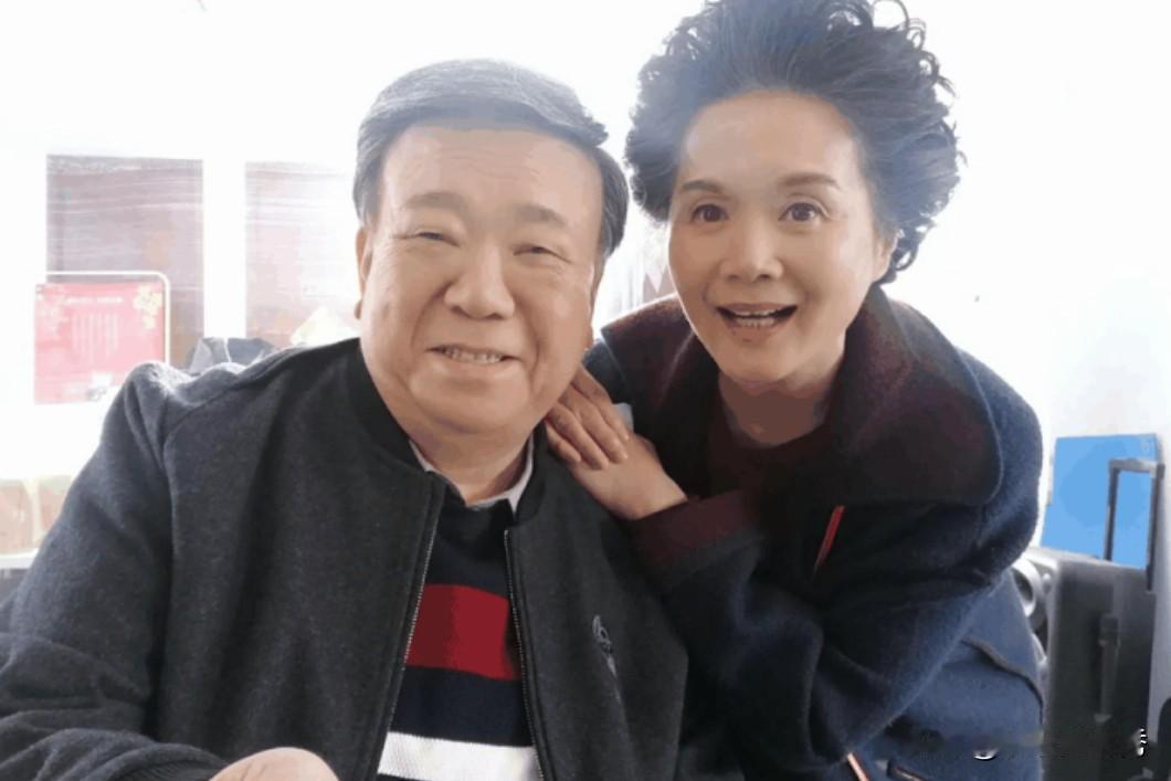 这俩“老戏骨”，估计能叫上来的不多，大家看着脸熟吗？

他俩都是国家一级演员，女