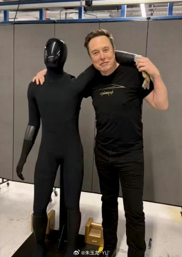 看到这个，特斯拉的机器人，图源水印我就说这胳膊哈哈好像有点脱臼了啊