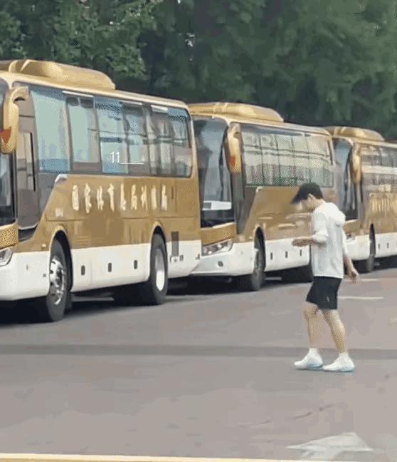 这个视频把莎莎拍得瘦瘦的，身材比例蛮好看的。赞了[赞][比心]