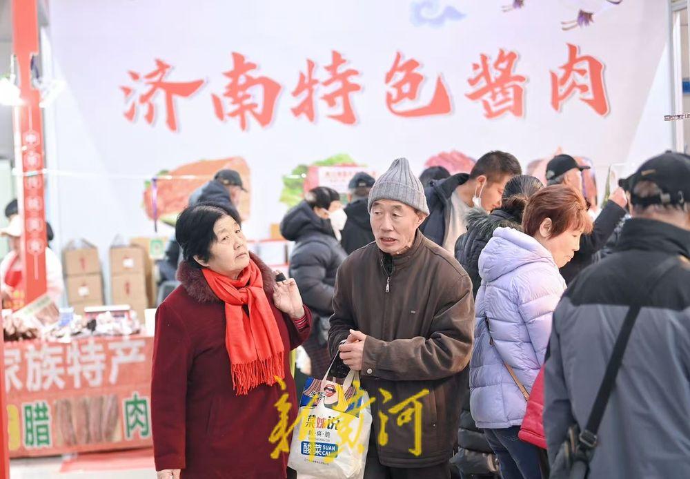 【赶大集、办年货】1月31日，第23届济南舜耕年货会在舜耕国际会展中心启幕。年货