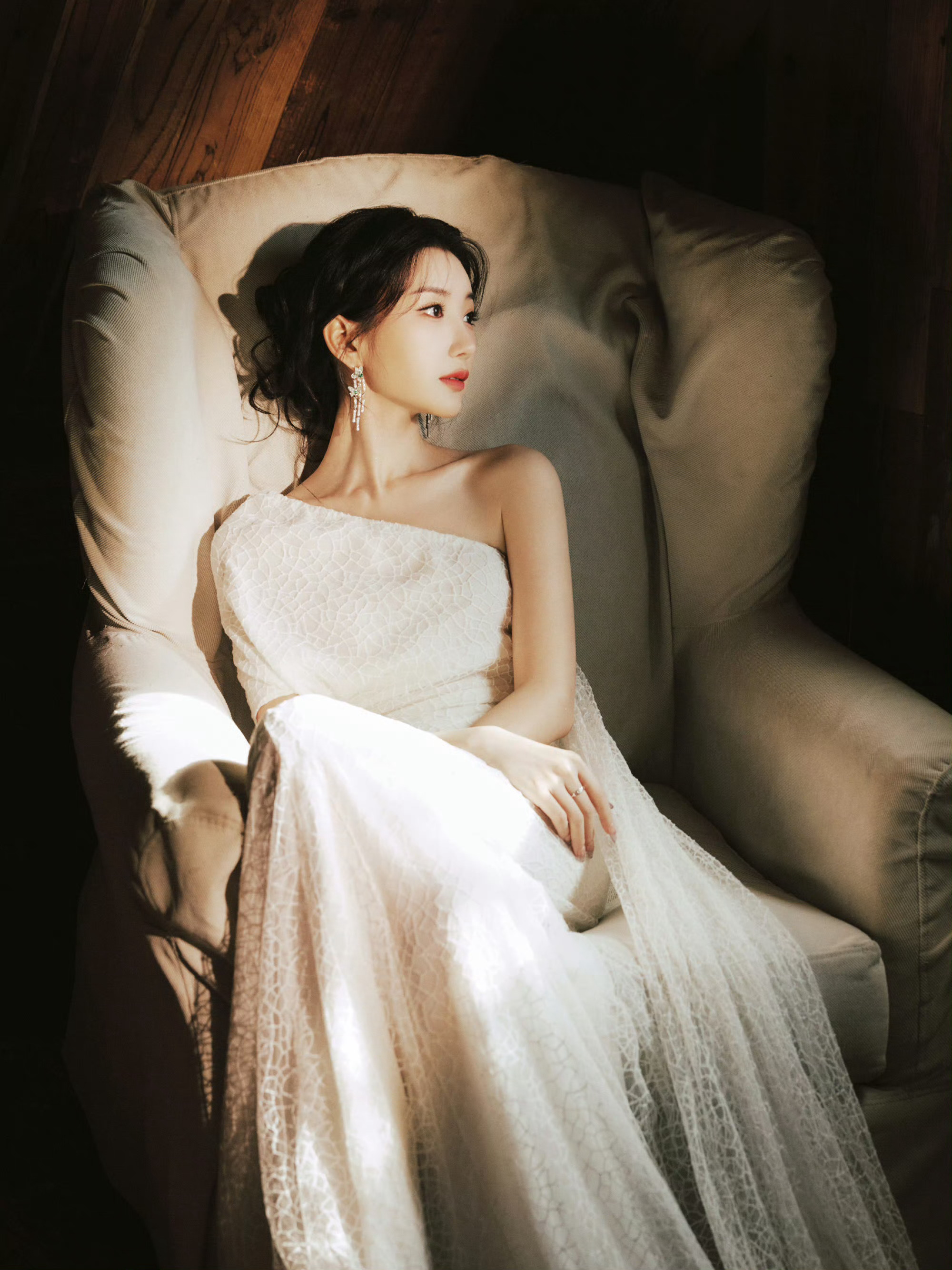 今天是白月光毛晓彤，超级温柔动人！今天又是好心情了