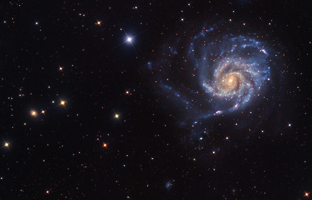 #每天一天文图# 庞大美丽的螺旋星系M101，是梅西叶著名星表里的最后一个天体。